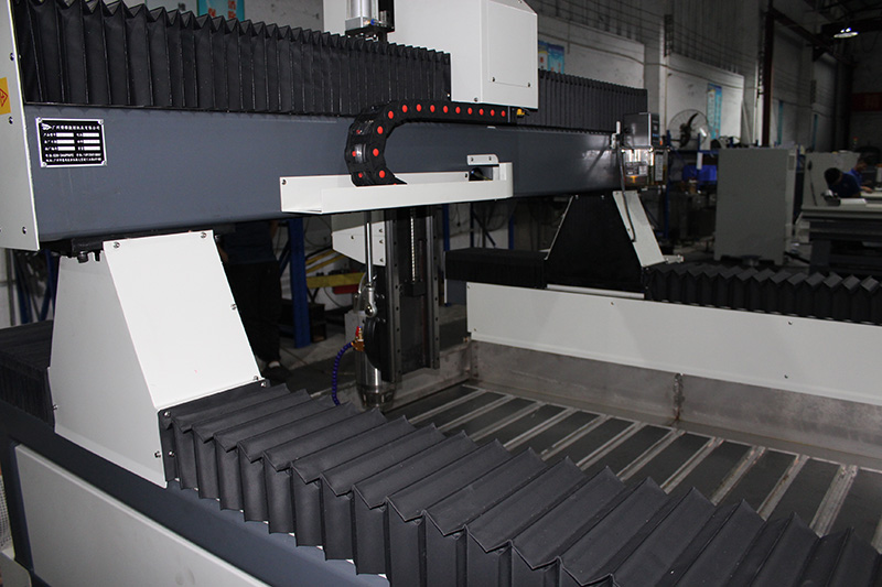 旋轉(zhuǎn)玻璃鋼雕刻機