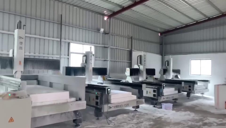 客戶的保麗龍泡沫雕刻機加工工廠現(xiàn)場